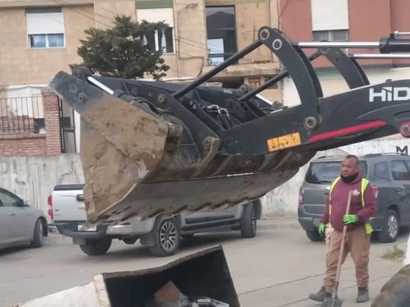 Se refuerza la limpieza de contenedores en el barrio 2 de Abril