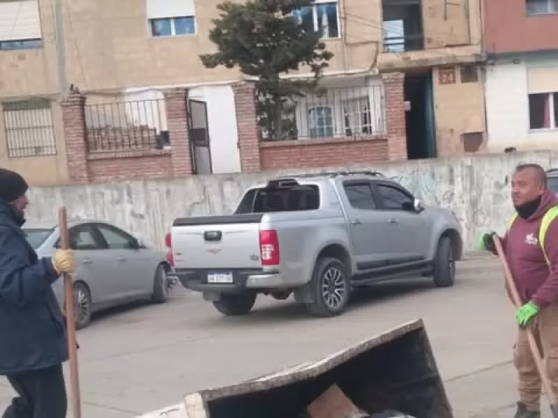 Se refuerza la limpieza de contenedores en el barrio 2 de Abril